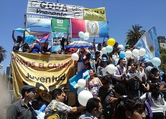 Crónica y fotos de una asunción acalorada en la Plaza de Mayo (foto 6)