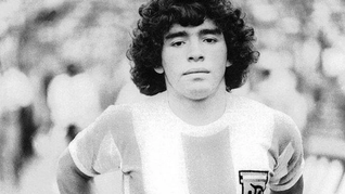La foto del día que Diego Armando Maradona debutaba con la camiseta de la Selección Argentina. Fue un 27 de febrero de 1977 en la Bombonera, ante Polonia.