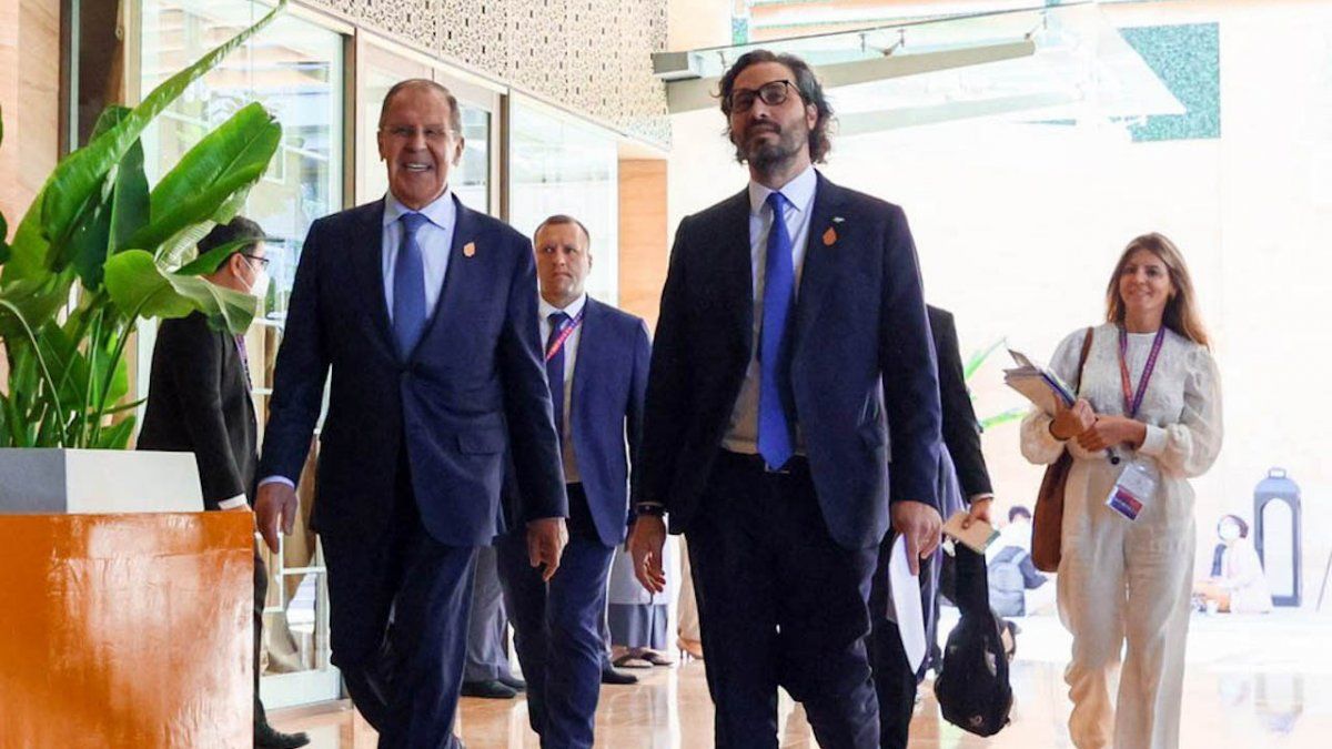 Santiago Cafiero se reunió con los cancilleres de Estados Unidos y Rusia y pidió por la paz