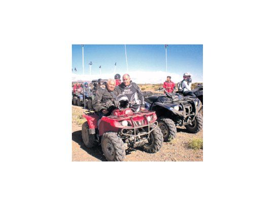Pedro Varela sobre el ATV Yamaha Grizzly 350, acompañado por Emiliano González en plena quebrada del Tin Tin. Agradecemos a la Casa de Salta y Andes Líneas Aéreas.