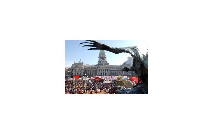 ámbito.com | La plaza de los Dos Congresos pareció más pacífica de lo que se anunciaba para ayer, tras los acuerdos internos del peronismo, una mayoría arrinconada por la minoría de izquierda, para aprobar los proyectos que derogan el punto final.