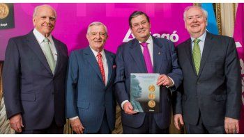 De izquierda a derecha: Lic. Sebastián Bagó, Dr. Juan Carlos Bagó, I. Gutiérrez Zaldivar y Guillermo Jaim Etcheverry.