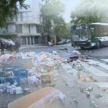 La mercadería del camión quedó dispersa en plena esquina tras el choque La mercadería del camión quedó dispersa en plena esquina tras el choque