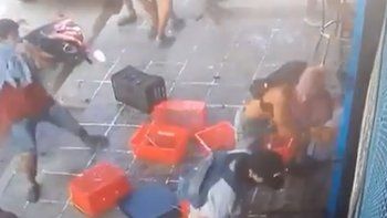 Las c&aacute;maras de seguridad captaron el momento del saqueo en el supermercado de Pergamino.