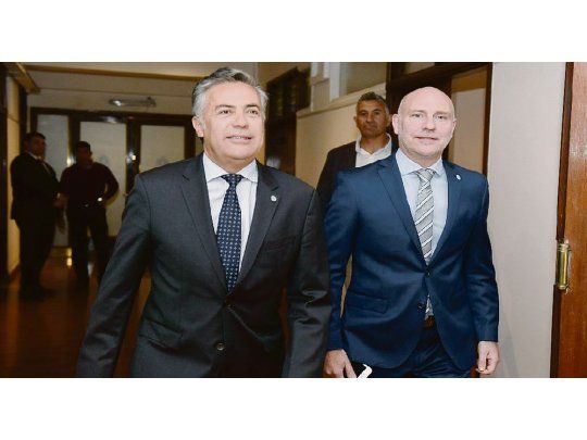 Protagonistas. Alfredo Cornejo junto a Dalmiro Garay, recientemente designado para ocupar un lugar en la Suprema Corte mendocina, la institución que el gobernador busca ampliar pese al rechazo de la oposición.