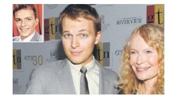 Mia Farrow dijo ayer que Ronan podría ser hijo de Sinatra y no de Woody Allen.  El sitio estadounidense “Page Six” publicó esta foto comparativa.