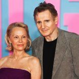 Anderon y Neeson en la presentación de The Naked Gun. Anderon y Neeson en la presentación de The Naked Gun.