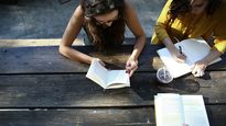 El desempleo juvenil alcanza el 25%, frente al 3,5% en mayores de 55, según el informe semestral del INE.
