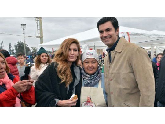 Juan Manuel Urtubey junto a Isabel Macedo en el concurso de empanadas.