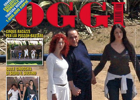 Abril de 2007. El harén de Berlusconi. La revista Oggi publica fotos de Il Cavalieri rodeado de cinco jóvenes, durante las vacaciones de Semana Santa en su mansión de Cerdeña.