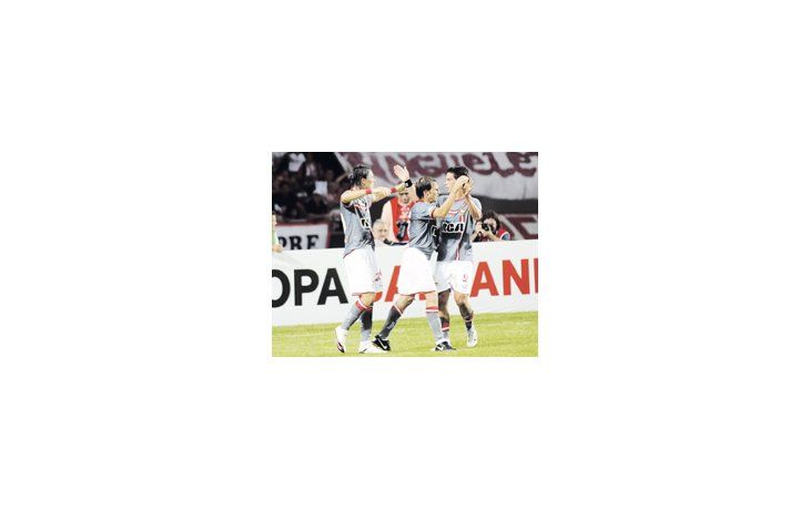El uruguayo «Ro Ro» López fue el goleador del «Pincha», convirtiendo tres de los cinco goles del equipo platense.