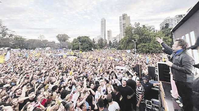 multitud. Milei logró una gran convocatoria en Rosario, ciudad en la que en las generales ganó Massa.