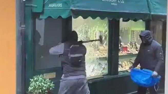 Con total impunidad. Así robaban la joyería los delincuentes