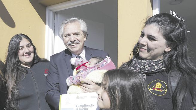 obras. Alberto Fernández ayer en Avellaneda, en el acto de entrega de crédito para construcción de viviendas.