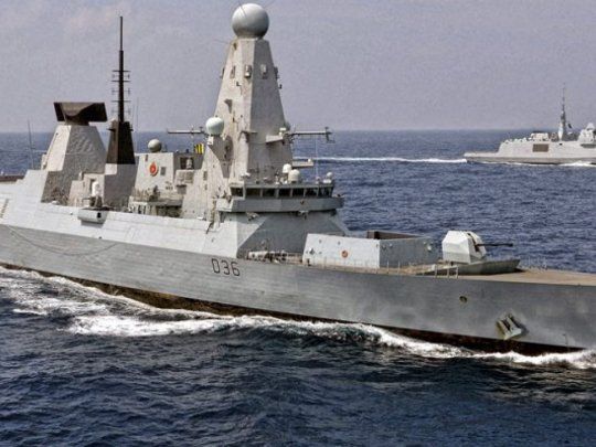 Rusia arrojó bombas en dirección al HMS Defender británico en las aguas del Mar Negro, frente a Crimea.