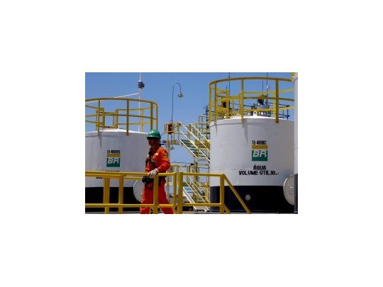 Petrobras espera exportar 50% más de crudo en 2015