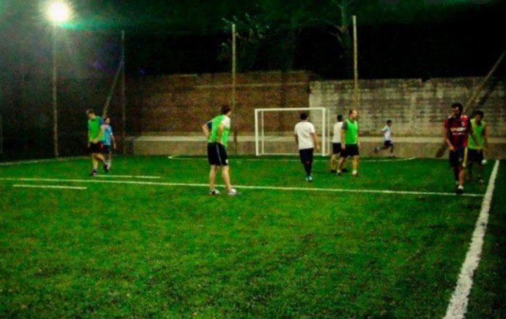Fueron a jugar al fútbol con un revólver cargado y armas blancas y fueron detenidos