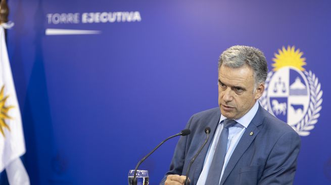 La desaprobación a la gestión de Yamandú Orsi aumentó 11 puntos porcentuales en dos meses.