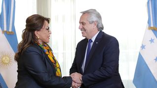 La presidenta de Honduras, Xiomara Castro, junto a Alberto Fernández.&nbsp;