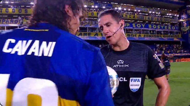 En un hecho inédito, el árbitro le pidió a Cavani llevarse su camiseta en la cancha.