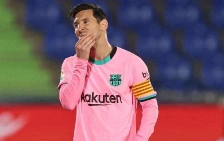 Lionel Messi leva la cinta de capitán en el Barcelona, donde tiene contrato hasta junio 2021.