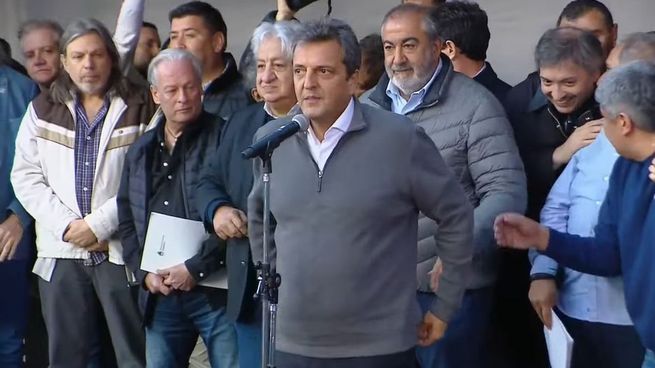 Respaldo. EL sindicalismo acompañó el anuncio de Sergio Massa con una movilización en la Plaza de Mayo y rodearon al ministro en el escenario. Entre otros, junto al candidato de UP, Héctor Daer y Pablo Moyano.