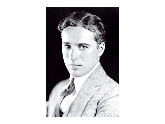 La idea de que Chaplin habría nacido en un campamento gitano cerca de Birmingham surge de una carta que recibió el artista poco antes de morir y que, según su hijo Michael, guardó celosamente bajo llave.