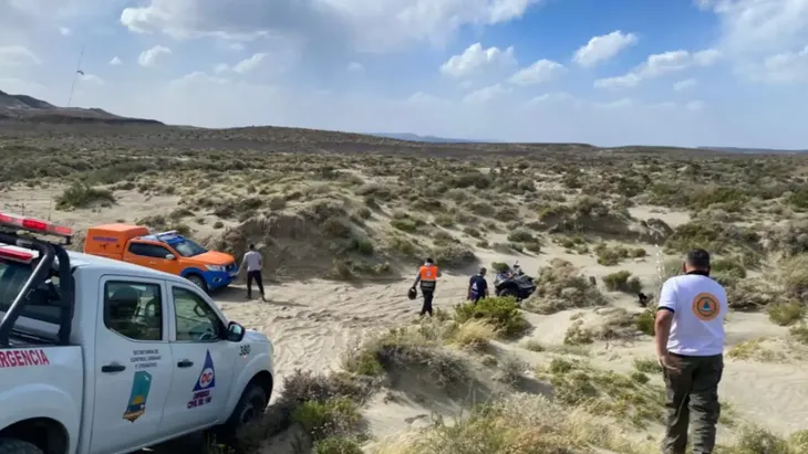 El despliegue incluye perros entrenados, drones, un helicóptero y cuadrillas a pie, que recorren el área dividida por sectores. Además, vecinos de la región se sumaron voluntariamente para colaborar en la búsqueda.