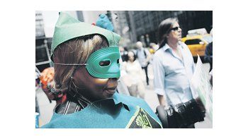 Decenas de organizaciones se manifestaron ayer en la Quinta Avenida, frente a la sede de JP Morgan Chase, portando el sombrero verde de Robin Hood para exigir a los bancos que colaboren con la sociedad tras el rescate público que recibieron en 2008.