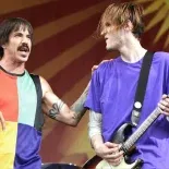 Anthony Kiedis junto a Klinghoffer. Anthony Kiedis junto a Klinghoffer.