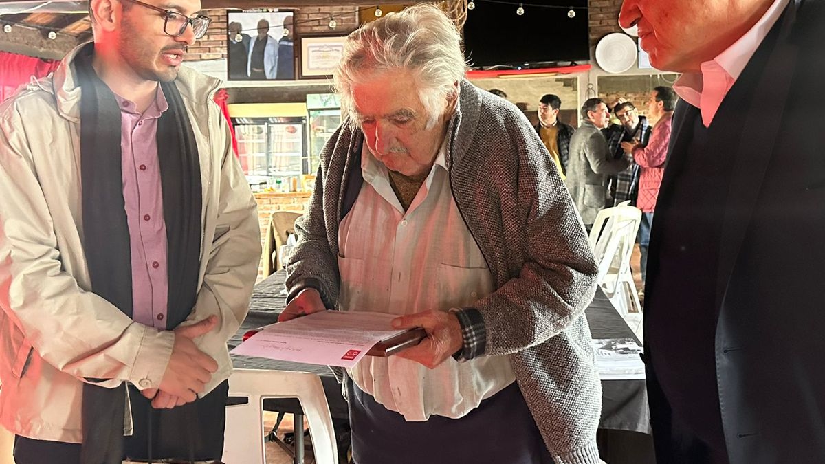 They ask for support from José Mujica to unblock the peace agreement in Colombia