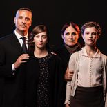 Esta obra de teatro no solo se centra en la figura de Ana como se ha visto en cine y teatro, sino que también enfoca como narradores a la familia de Ana, la familia Van Pels, Fritz Pfeffer y Miep Gies. Esta obra de teatro no solo se centra en la figura de Ana como se ha visto en cine y teatro, sino que también enfoca como narradores a la familia de Ana, la familia Van Pels, Fritz Pfeffer y Miep Gies.