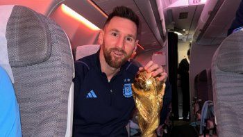 los posteos de los jugadores con la copa del mundo volviendo al pais