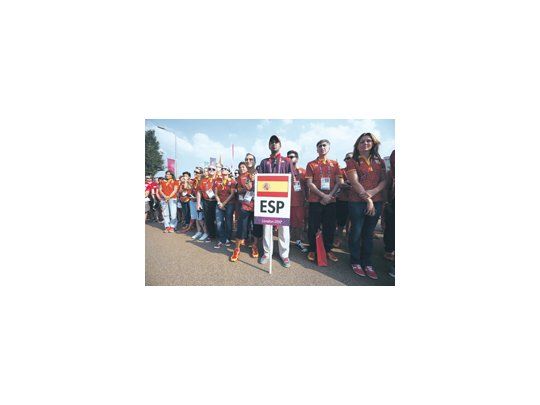 Representantes españoles ayer en Londres, en la bienvenida a la Villa Olímpica. En plena crisis, el país insiste con candidatearse para las próximas competencias.