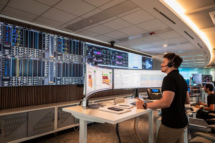 The center analyzes more than 80 key performance indicators (KPIs) and processes more than 100 variables transmitted in real time, supported by advanced connectivity through Starlink. The center analyzes more than 80 key performance indicators (KPIs) and processes more than 100 variables transmitted in real time, supported by advanced connectivity through Starlink.