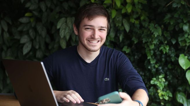  A los 13 años creó una aplicación que lo convirtió en millonario y 4 años después fue contratado por Marck Zuckerberg