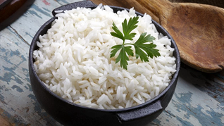 Lavar el arroz tiene múltiples beneficios.