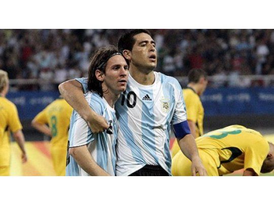 Riquelme aseguró que Messi juega muy sólo en la Selección.