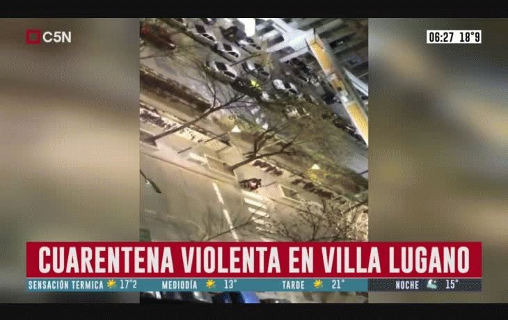 La violencia del conductor del automóvil fue captada por las cámaras.