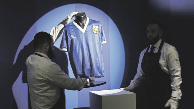 reliquia. La camiseta con la que Diego Maradona jugó el segundo tiempo ante Inglaterra fue subastada por la casa Sotheby’s y fue comprada por un coleccionista de los Emiratos Árabes Unidos en 7.142.500 libras esterlinas.