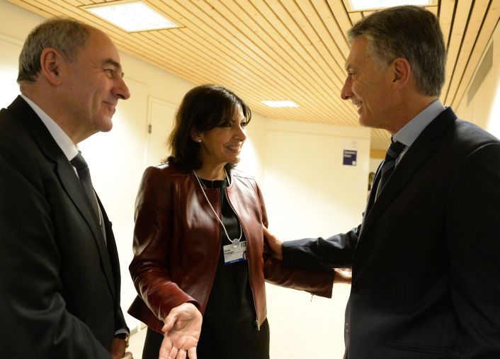 Mauricio Macri saluda a la alcadelsa de París,  Anne Hidalgo.