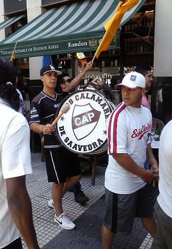 Crónica y fotos de una asunción acalorada en la Plaza de Mayo (foto 13)