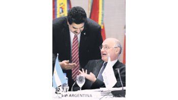 Los cancilleres de la Argentina y Venezuela, Héctor Timerman y Nicolás Maduro, conversan durante la reunión de ministros del área realizada como previa de la Cumbre del Mercosur de Mendoza. La entrada de Venezuela como miembro pleno del bloque aún deberá esperar.