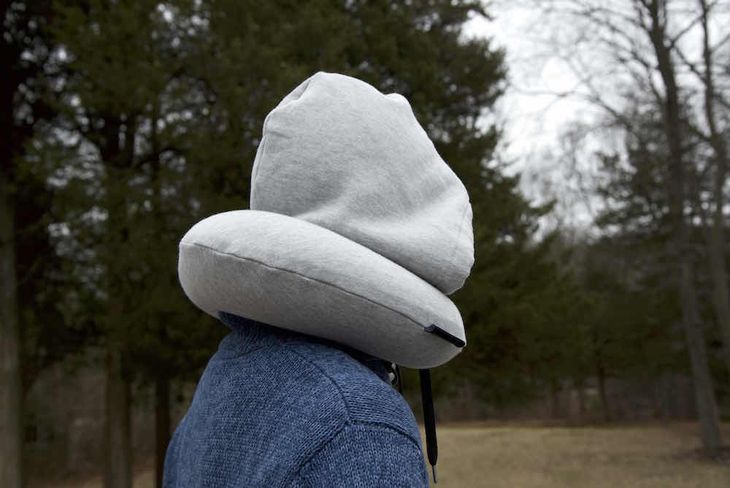 HoodiePillow, el invento que hizo millonario a Chris Hindley en Estados Unidos. HoodiePillow, el invento que hizo millonario a Chris Hindley en Estados Unidos.