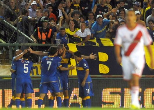 Palermo festeja su gol junto a sus compañeros