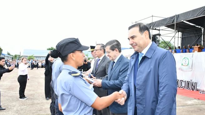 Gustavo Valdés saluda a los egresados de la escuela de Polícia Sargento Juan Bautista Cabral.