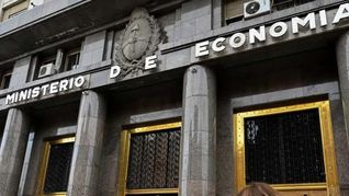 El Tesoro cubrió los vencimientos de la semana y concentró la demanda en la Lecap de septiembre, mientras que consiguió estirar plazos con los nuevos duales CER/TAMAR a 2028 y 2029. El Tesoro cubrió los vencimientos de la semana y concentró la demanda en la Lecap de septiembre, mientras que consiguió estirar plazos con los nuevos duales CER/TAMAR a 2028 y 2029.