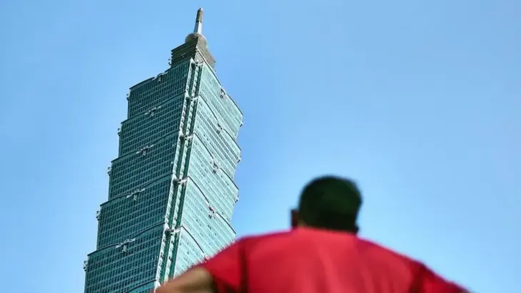 El Taipei 101, ubicado en la capital de Taiwán, tiene 508 metros de altura y 101 pisos, y fue durante años el edificio más alto del planeta. El Taipei 101, ubicado en la capital de Taiwán, tiene 508 metros de altura y 101 pisos, y fue durante años el edificio más alto del planeta.