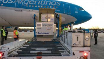 vacunas: llego un vuelo desde china con 768 mil dosis de sinopharm