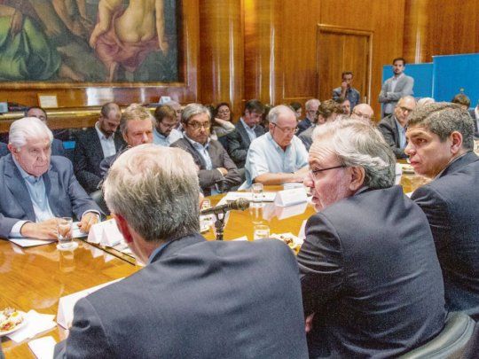 encuentro. Funcionarios, empresarios y sindicalistas se reunieron ayer en la Secretaría de Energía con Gustavo Lopetegui. Oras petroleras absorberán a trabajadores de Tecpetrol.